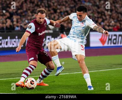 Wladimir Coufal von West Ham United (links) und Francisco Ortega von Olympiacos kämpfen um den Ball während des Spiels der UEFA Europa League Group A im London Stadium. Bilddatum: Donnerstag, 9. November 2023. Stockfoto