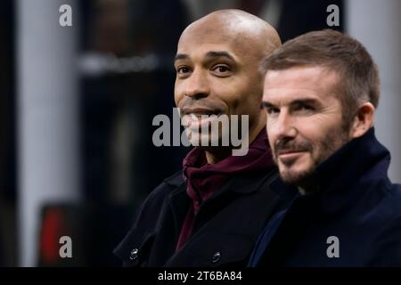 Thierry Henry und David Beckham nehmen an dem Fußballspiel der UEFA Champions League zwischen dem AC Milan und Paris Saint-Germain FC Teil. Stockfoto