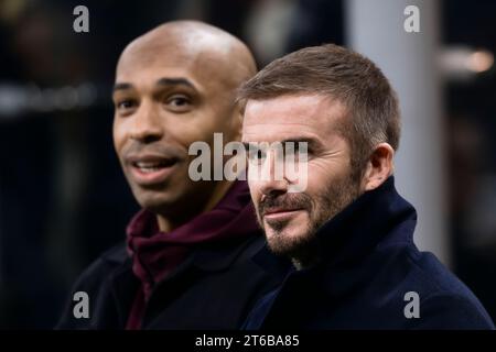 Thierry Henry und David Beckham nehmen an dem Fußballspiel der UEFA Champions League zwischen dem AC Milan und Paris Saint-Germain FC Teil. Stockfoto