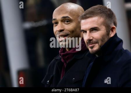 Thierry Henry und David Beckham nehmen an dem Fußballspiel der UEFA Champions League zwischen dem AC Milan und Paris Saint-Germain FC Teil. Stockfoto