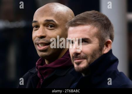 Thierry Henry und David Beckham nehmen an dem Fußballspiel der UEFA Champions League zwischen dem AC Milan und Paris Saint-Germain FC Teil. Stockfoto