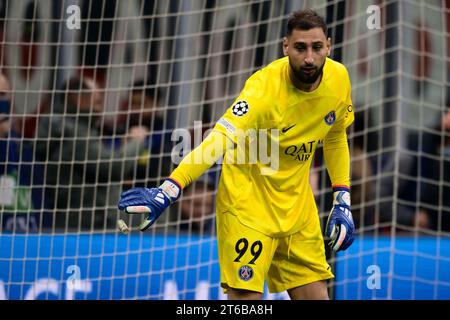 Gianluigi Donnarumma vom FC Paris Saint-Germain nimmt gefälschtes Geld, das das Bild des ehemaligen Torhüters des AC Milan Gianluigi Donnarumma während des UEFA Champions League-Spiels zwischen dem AC Milan und Paris Saint-Germain FC trägt. Stockfoto