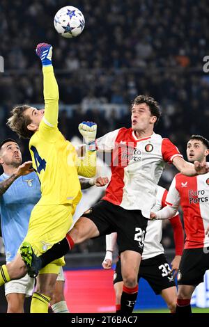 Ivan Provedel von SS Lazio und Mats Wieffer von Feyenoord kämpfen um den Ball während des Champions League Gruppe E Fußballspiels zwischen SS Lazio und Feyenoord im Olimpico-Stadion in Rom (Italien) am 7. November 2023. Stockfoto