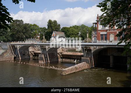 Hradec Kralove, Tschechische Republik - 22. Juli 2023 - das historische Gebäude eines Wasserkraftwerks mitten im Sommer Stockfoto