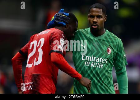 Mike Maignan vom AC Milan umarmt Fikayo Tomori vom AC Milan während des Fußballspiels der UEFA Champions League zwischen dem AC Milan und Paris Saint-Germain FC. Stockfoto