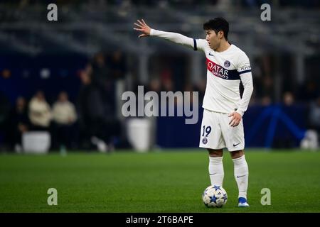 Lee Kang-in von Paris Saint-Germain FC gibt während des Fußballspiels der UEFA Champions League zwischen dem AC Milan und Paris Saint-Germain FC Gesten. Stockfoto