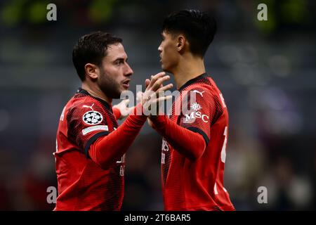 Davide Calabria vom AC Mailand und Tijjani Reijnders vom AC Mailand sind beim UEFA Champions League-Spiel zwischen dem AC Mailand und Paris Saint-Germain FC zu sehen. Stockfoto
