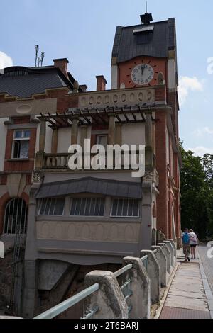 Hradec Kralove, Tschechische Republik - 22. Juli 2023 - das historische Gebäude eines Wasserkraftwerks mitten im Sommer Stockfoto