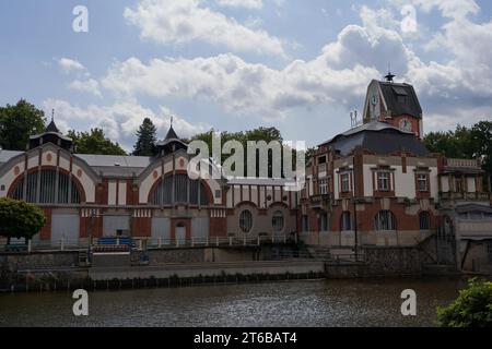 Hradec Kralove, Tschechische Republik - 22. Juli 2023 - das historische Gebäude eines Wasserkraftwerks mitten im Sommer Stockfoto