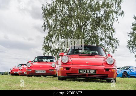 Tarporley, Cheshire, England, 30. Juli 2023. Reihe roter Porsche 911 bei einem Oldtimer-Treffen, Leitbild für den Lifestyle der Automobile. Stockfoto