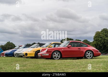 Tarporley, Cheshire, England, 30. Juli 2023. Seitenansicht des farbenfrohen klassischen Porsche 911 bei einem Oldtimertreffen, Automobil-Lifestyle-Illustration. Stockfoto