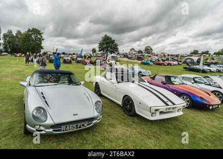 Tarporley, Cheshire, England, 30. Juli 2023. Reihe von Fernsehern bei einem Autotreffen, Leitbild für Automobilhandel. Stockfoto