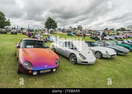 Tarporley, Cheshire, England, 30. Juli 2023. Reihe von Fernsehern bei einem Autotreffen, Leitbild für Automobilhandel. Stockfoto