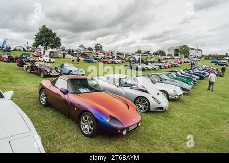 Tarporley, Cheshire, England, 30. Juli 2023. Reihe von Fernsehern bei einem Autotreffen, Leitbild für Automobilhandel. Stockfoto