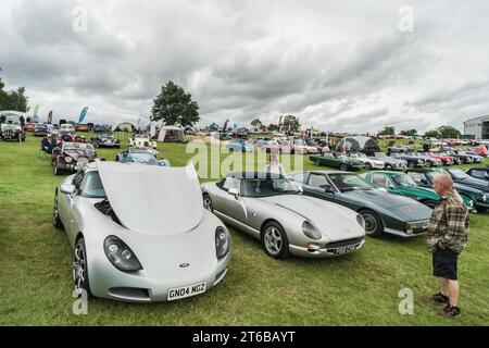 Tarporley, Cheshire, England, 30. Juli 2023. Reihe von Fernsehern bei einem Autotreffen, Leitbild für Automobilhandel. Stockfoto