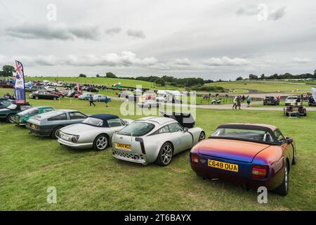 Tarporley, Cheshire, England, 30. Juli 2023. Reihe von Fernsehern bei einem Autotreffen, Leitbild für Automobilhandel. Stockfoto