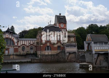 Hradec Kralove, Tschechische Republik - 22. Juli 2023 - das historische Gebäude eines Wasserkraftwerks mitten im Sommer Stockfoto