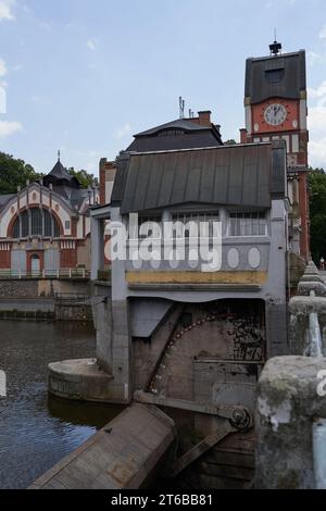 Hradec Kralove, Tschechische Republik - 22. Juli 2023 - das historische Gebäude eines Wasserkraftwerks mitten im Sommer Stockfoto