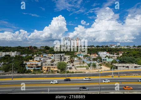 Blick aus der Vogelperspektive auf Santo Domingo, Hauptstadt der Dominikanischen Republik, ihre wunderschönen Straßen und Gebäude, La Fuente Centro de los Heroes, Pabellón de Stockfoto