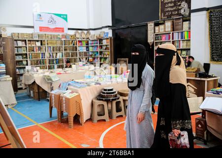 9. November 2023: Azaz, Syrien: Die vierte Azaz-Buchmesse findet in der Stadt Azaz nordwestlich von Aleppo statt. Die Buchmesse präsentierte eine große Auswahl an Büchern aus arabischen, syrischen und türkischen Verlagen in verschiedenen Bereichen für Erwachsene und Kinder. Eine Reihe von Gemälden, auch auf Gaza, wurden auch auf der Buchmesse ausgestellt (Credit Image: © Juma Mohammad/IMAGESLIVE via ZUMA Press Wire) NUR REDAKTIONELLE VERWENDUNG! Nicht für kommerzielle ZWECKE! Stockfoto