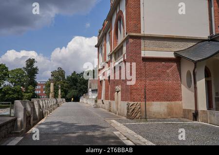 Hradec Kralove, Tschechische Republik - 22. Juli 2023 - das historische Gebäude eines Wasserkraftwerks mitten im Sommer Stockfoto