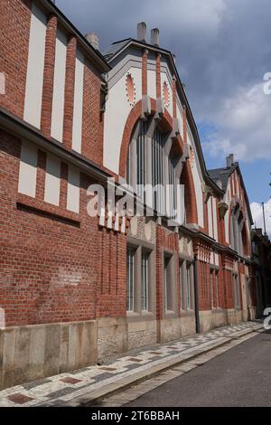 Hradec Kralove, Tschechische Republik - 22. Juli 2023 - das historische Gebäude eines Wasserkraftwerks mitten im Sommer Stockfoto