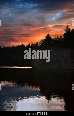 Der Abendhimmel spiegelt sich am Mohonk Lake im Mohonk Mountain House Resort im Upstate New York. Stockfoto