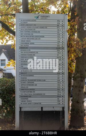 Der Flughafen Fairoaks in Surrey, England, Großbritannien, schreibt Unternehmen im Fairoaks Business Park an Stockfoto