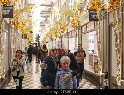 NUR REDAKTIONELLE VERWENDUNG Mitglieder der Öffentlichkeit posieren für ein Foto vor den Dekorationen in der Quadrant Arcade in der Regent Street, im Zentrum von London, da die Regent Street und St. James's Lichtanzeige für die Festsaison 2023 eingeschaltet ist. Bilddatum: Donnerstag, 9. November 2023. Stockfoto