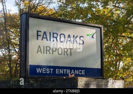 Flughafen Fairoaks in Surrey, England, Großbritannien, Schild am Eingang West Stockfoto