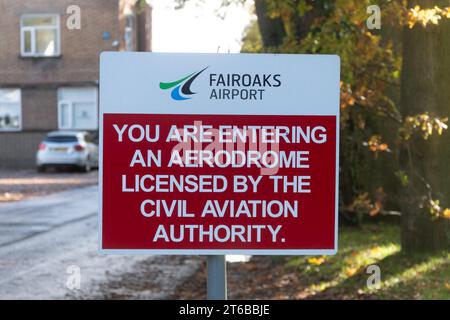 Flughafen Fairoaks in Surrey, England, Großbritannien. Schild, dass Sie einen von der Zivilluftfahrtbehörde zugelassenen Flugplatz betreten Stockfoto