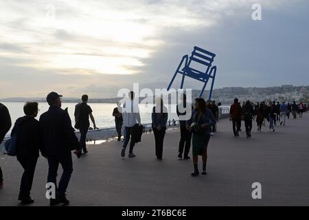 Abend auf der Promenade des Anglais bei der berühmten Skulptur des blauen Stuhls Stockfoto