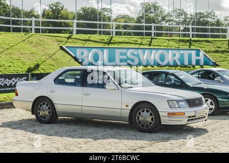 Chester, Cheshire, England, 29. September 2023. Weißer Lexus LS400 in Boleswoth Castle ausgestellt, Leitbild für den Lifestyle von Automobilen. Stockfoto