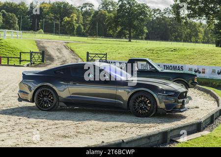 Chester, Cheshire, England, 29. September 2023. Graue Ford Mustang GT in Bolesworth Castle, Leitbild für Automobilhandel. Stockfoto