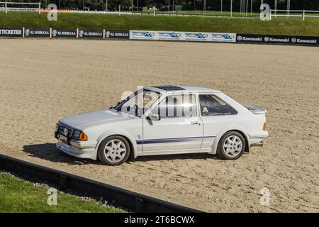 Chester, Cheshire, England, 29. September 2023. Der weiße Ford Escort RS Turbo parkt auf dem Sand bei einer Oldtimer-Ausstellung. Stockfoto
