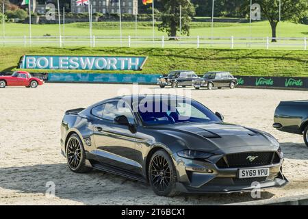 Chester, Cheshire, England, 29. September 2023. Graue Ford Mustang GT in Bolesworth Castle, Leitbild für Automobilhandel. Stockfoto