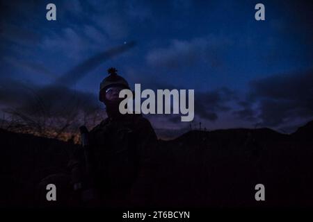 US-AMERIKANISCHE und kanadische Militärangehörige greifen das Trainingslager während Quick Shot 2013 130221 an Stockfoto