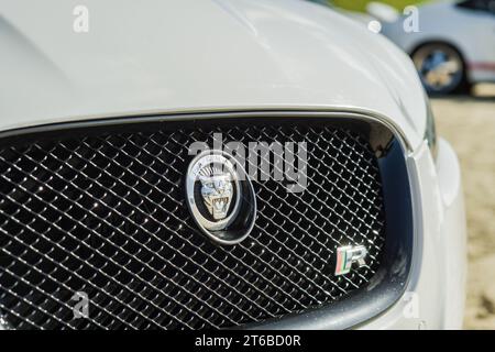 Chester, Cheshire, England, 29. September 2023. Nahaufnahme eines Jaguar XFR Kühlergrills mit Chromemblem. Stockfoto