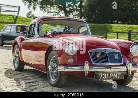 Chester, Cheshire, England, 29. September 2023. Nahaufnahme eines roten MG-MGA bei einer Oldtimer-Ausstellung, Leitbild des Lifestyle-Automobils. Stockfoto