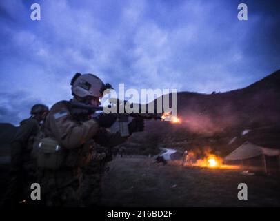 US-AMERIKANISCHE und kanadische Militärangehörige greifen das Trainingslager während Quick Shot 2013 130221 an Stockfoto