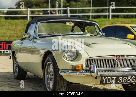 Chester, Cheshire, England, 29. September 2023. Nahaufnahme eines kerzengelben MG MGB Roadsters, Leitbild des Automotive Lifestyle. Stockfoto