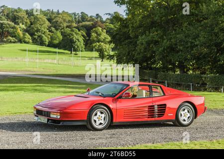 Chester, Cheshire, England, 29. September 2023. Rote Ferrari Testarossa mit Fahrt im Hintergrund. Stockfoto