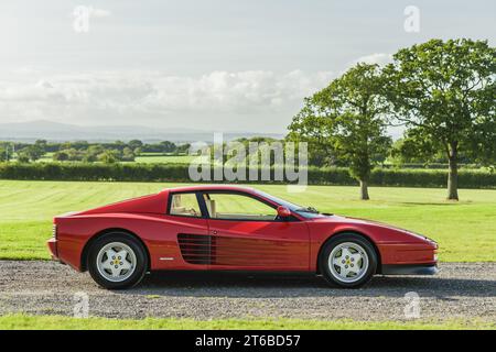 Chester, Cheshire, England, 29. September 2023. Seitenprofil von Ferrari Testarossa vor einem Feld im Hintergrund. Stockfoto