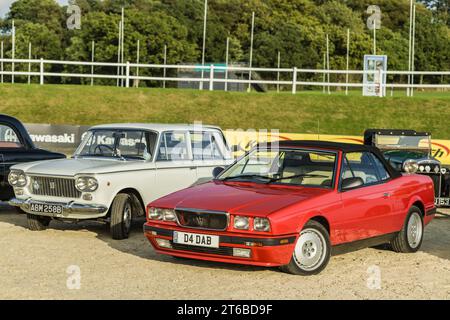 Chester, Cheshire, England, 29. September 2023. Roter Maserati Biturbo und weißer Fiat 1500 bei einer Oldtimer-Ausstellung. Stockfoto