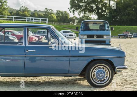Chester, Cheshire, England, 29. September 2023. Blauer Mercedes-Benz 220 bei einer Oldtimer-Auktion, Leitbild für Lifestyle im Automobil. Stockfoto