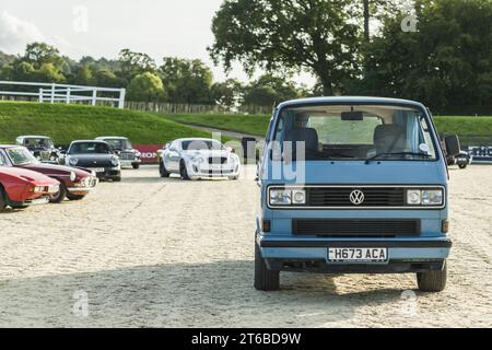 Chester, Cheshire, England, 29. September 2023. Vorderansicht des Volkswagen Transporter T3 mit Oldtimern im Hintergrund. Stockfoto