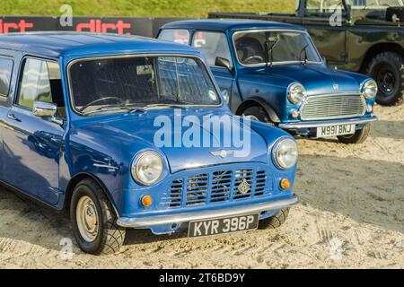 Chester, Cheshire, England, 29. September 2023. Zwei blaue Austin Mini Coopers auf einer Oldtimer-Ausstellung, Leitbild für den Lifestyle von Autos. Stockfoto