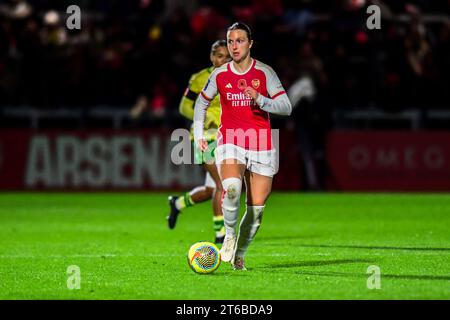 Borehamwood, Großbritannien. November 2023. Lia Walti (13 Arsenal) kontrolliert den Ball beim FA Women's Continental Tyres League Cup Spiel zwischen Arsenal und Bristol City im Meadow Park, Borehamwood am Donnerstag, den 9. November 2023. (Foto: Kevin Hodgson | MI News) Credit: MI News & Sport /Alamy Live News Stockfoto