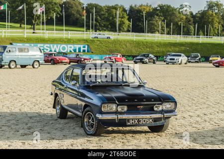 Chester, Cheshire, England, 29. September 2023. Blauer Ford Capri bei einer Oldtimer-Ausstellung mit Fahrzeugen im Hintergrund. Stockfoto