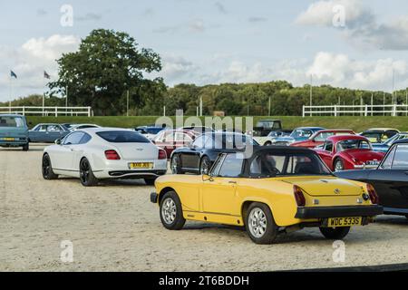 Chester, Cheshire, England, 29. September 2023. Gelber MG MGB Roadster mit weißem Bentley Continental Supersports auf einer Oldtimer-Ausstellung. Stockfoto